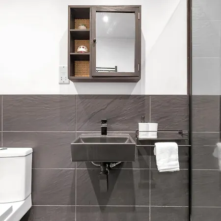 Kensington With Private Bathroom & Garden London