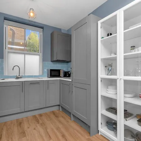 Kensington With Private Bathroom & Garden Guest house