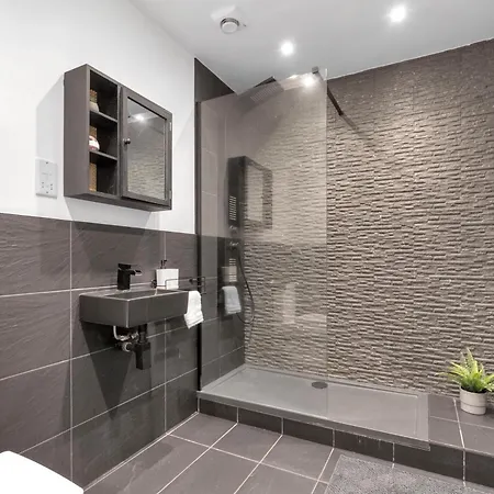Kensington With Private Bathroom & Garden London