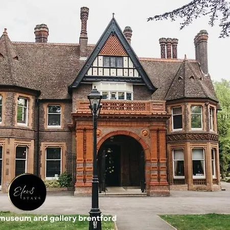 Modern 4br House, Brentford,pvt Garden,parking Apartment *
