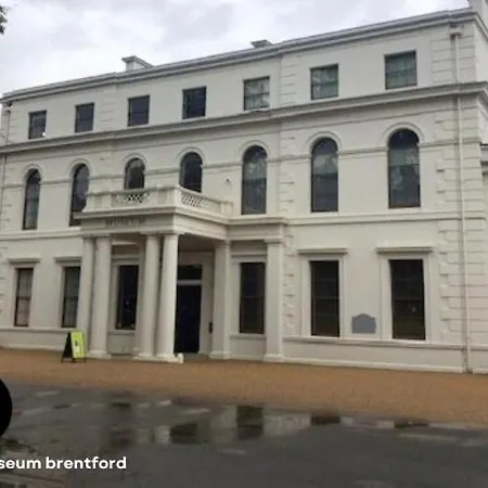 Apartment Modern 4br House, Brentford,pvt Garden,parking Brentford