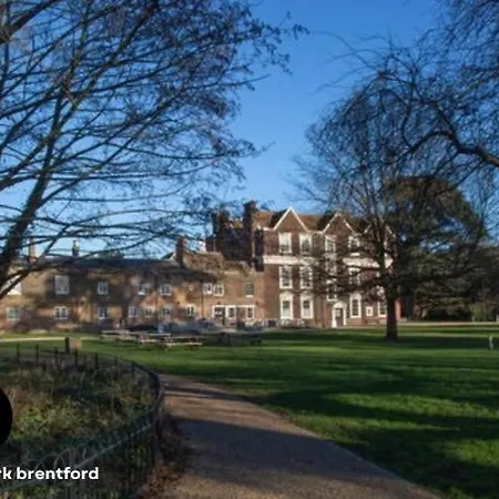 Modern 4br House, Brentford,pvt Garden,parking