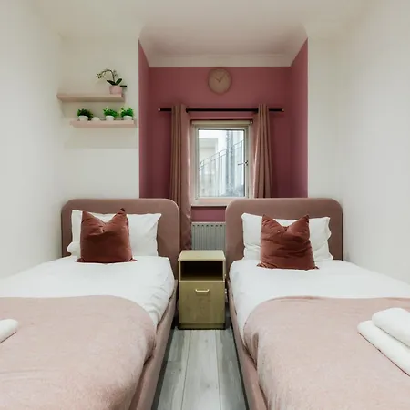 Edgware Road Apartment *
