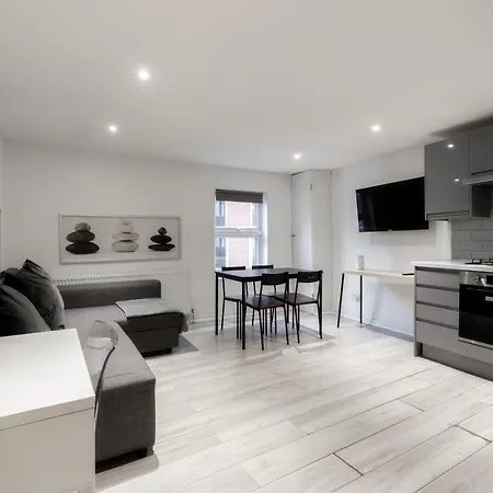 Edgware Road Apartment *