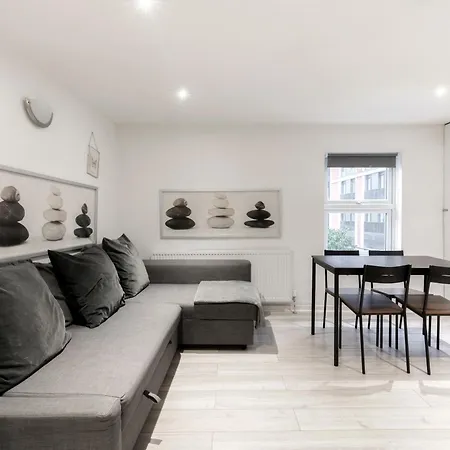 Edgware Road Apartment *