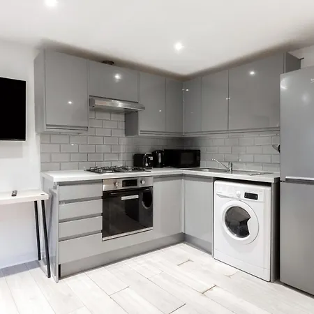 Edgware Road Apartment *
