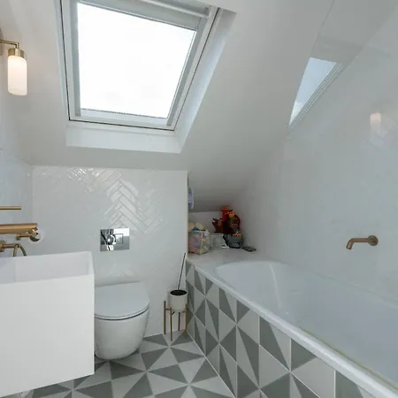 4 Bedroom Newly Renovated *