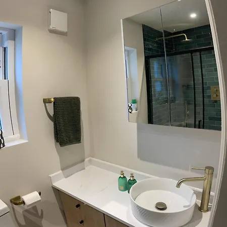 Newly Refurbed House, Barons Court Holiday home *