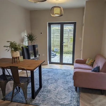 Newly Refurbed House, Barons Court Holiday home *