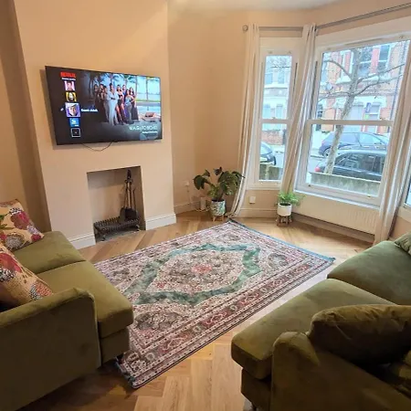 Holiday home Newly Refurbed House, Barons Court *