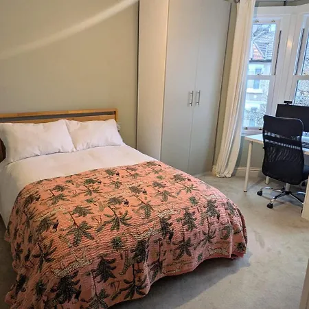 Newly Refurbed House, Barons Court Holiday home London