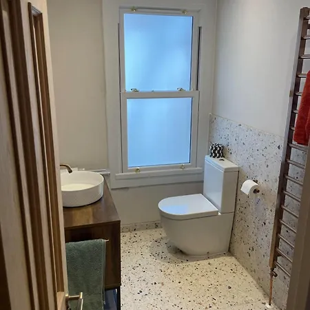 Newly Refurbed House, Barons Court Holiday home