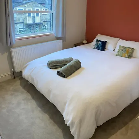 Newly Refurbed House, Barons Court Holiday home London