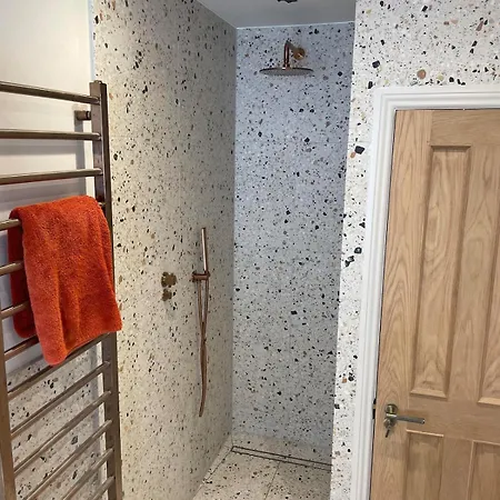 Newly Refurbed House, Barons Court Holiday home *