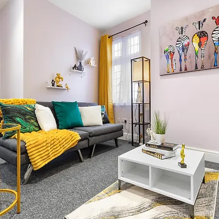 Apartment Stunning & Immaculate London 2-bed-king Bed-25 Percent Off Long Stays-sleeps 6- Parking Available!