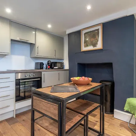 Chic 1-bed Garden Flat, London, Convenient For Tower Bridge, Great Public Transport