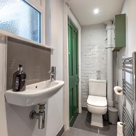 Chic 1-bed Garden Flat, London, Convenient For Tower Bridge, Great Public Transport Apartment London