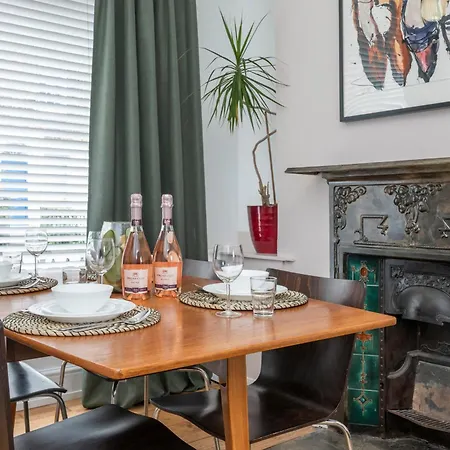 Chic 1-bed Garden Flat, London, Convenient For Tower Bridge, Great Public Transport *