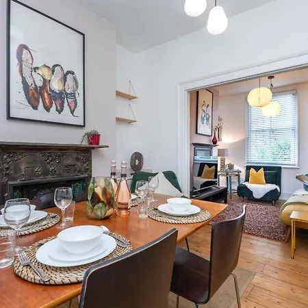 Chic 1-bed Garden Flat, London, Convenient For Tower Bridge, Great Public Transport Apartment