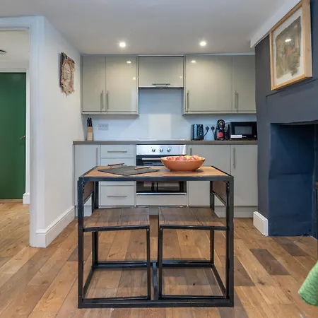 Chic 1-bed Garden Flat, London, Convenient For Tower Bridge, Great Public Transport Apartment *