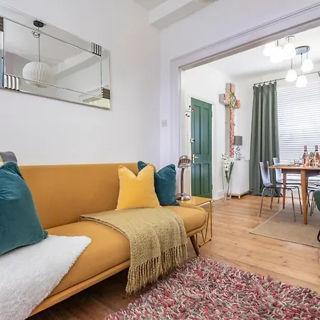 Chic 1-bed Garden Flat, London, Convenient For Tower Bridge, Great Public Transport * London