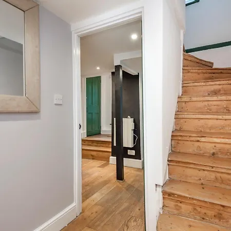 Chic 1-bed Garden Flat, London, Convenient For Tower Bridge, Great Public Transport London