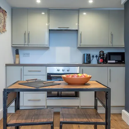 Chic 1-bed Garden Flat, London, Convenient For Tower Bridge, Great Public Transport Apartment London