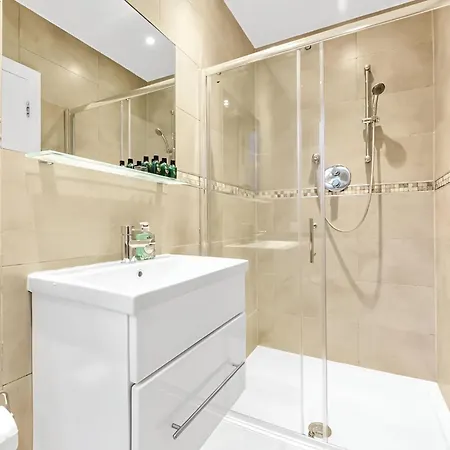 Sleek & Stylish Urban Escape-ideal For 3! Apartment *