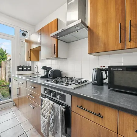 Spacious 4br, Sleeps 7, Garden, Free Parking Apartment