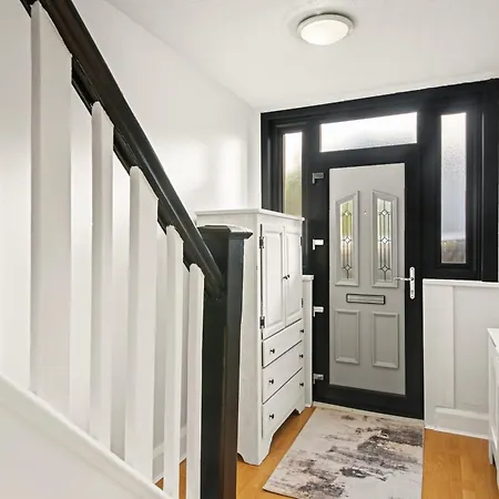 Spacious 4br, Sleeps 7, Garden, Free Parking Apartment *