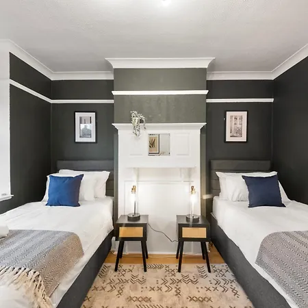 Spacious 4br, Sleeps 7, Garden, Free Parking Apartment London