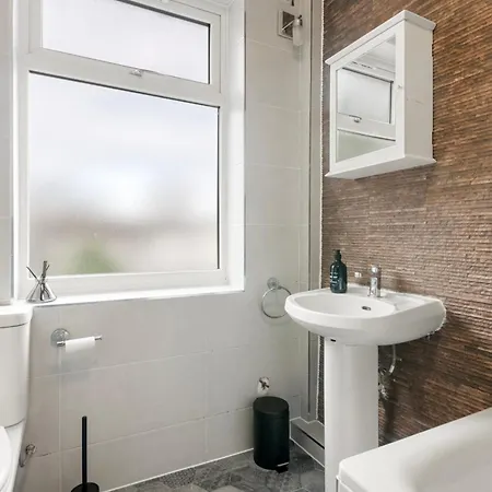 Apartment Spacious 4br, Sleeps 7, Garden, Free Parking *