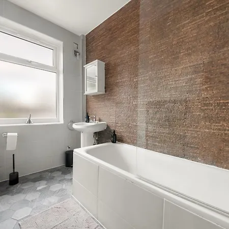 Spacious 4br, Sleeps 7, Garden, Free Parking Apartment London