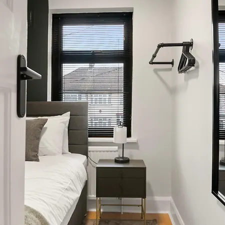 Spacious 4br, Sleeps 7, Garden, Free Parking Apartment London