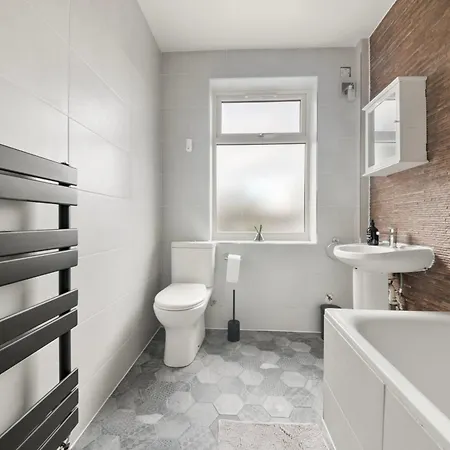 Apartment Spacious 4br, Sleeps 7, Garden, Free Parking *