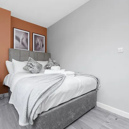 Lovely 4 Bedroom With Outdoor Space