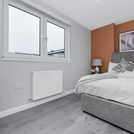 Lovely 4 Bedroom With Outdoor Space Apartment *