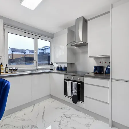 Apartment Lovely 4 Bedroom With Outdoor Space