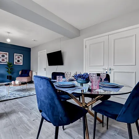 Lovely 4 Bedroom With Outdoor Space Apartment *