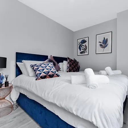 Lovely 4 Bedroom With Outdoor Space London