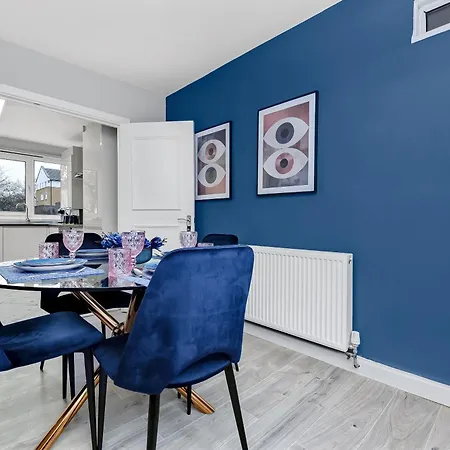 Lovely 4 Bedroom With Outdoor Space Apartment *