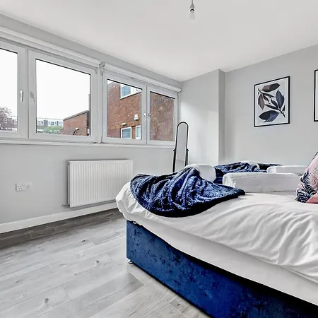 Lovely 4 Bedroom With Outdoor Space Apartment London
