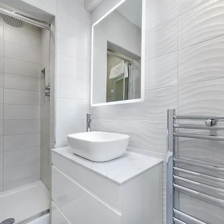 Apartment Lovely 4 Bedroom With Outdoor Space London