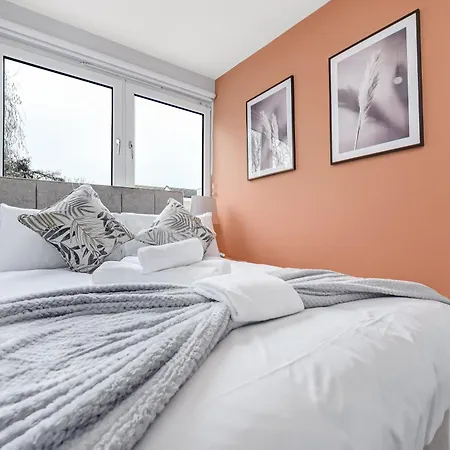 Lovely 4 Bedroom With Outdoor Space Apartment