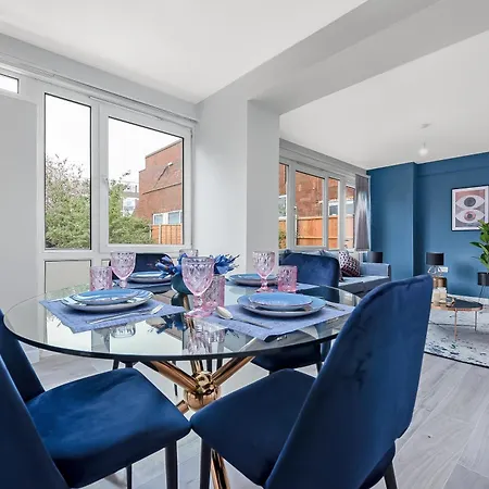 Lovely 4 Bedroom With Outdoor Space Apartment *