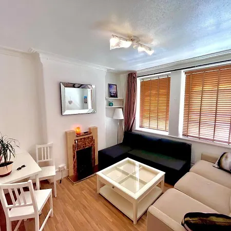 One Bedroom Flat Sw8 *