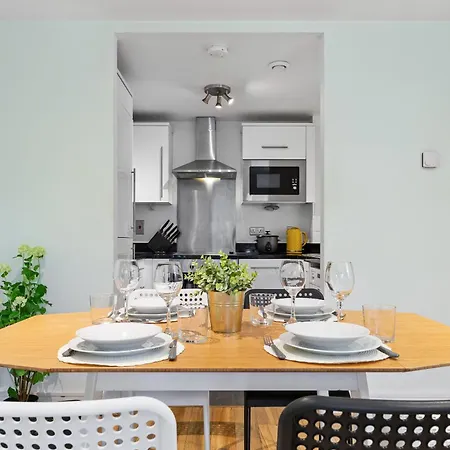 Apartment Bright Canning Town Fbs Long Term Retreat *