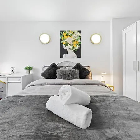 Apartment Bright Canning Town Fbs Long Term Retreat London