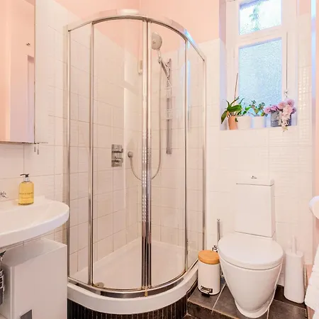 New Listing! 1br In London, 5 Min Tube Apartment London