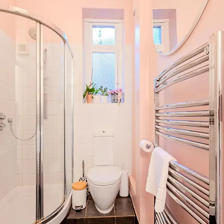 New Listing! 1br In London, 5 Min Tube Apartment